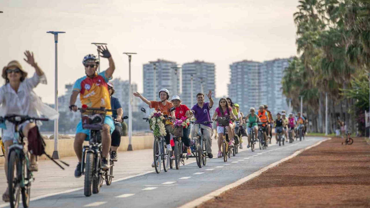 Mersin’de bisikletseverler güvenli sürüş için pedal çevirdi