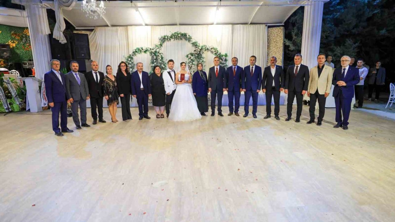 Vali Akbıyık, şehit ailesinin mutlu gününde nikâh şahidi oldu