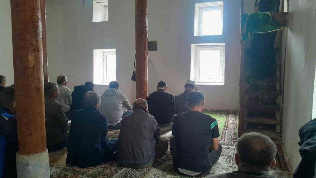 Babullu Köyü Gazi Camii’nde 50 yılın ardından Cuma namazı kılındı