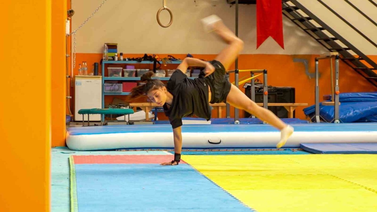 Milli cimnastikçi Ekin Çınar, dünya ikincisi oldu