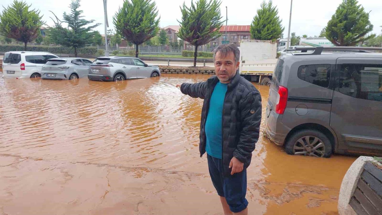 2 gün önce aldığı aracının sular içinde kaldığını görünce büyük üzüntü yaşadı
