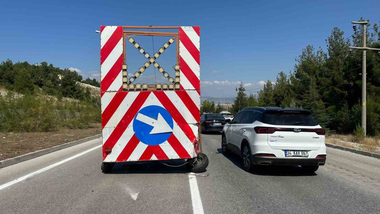 Burdur’da ticari taksi trafik yönlendirme römorkuna çarptı: 1 yaralı