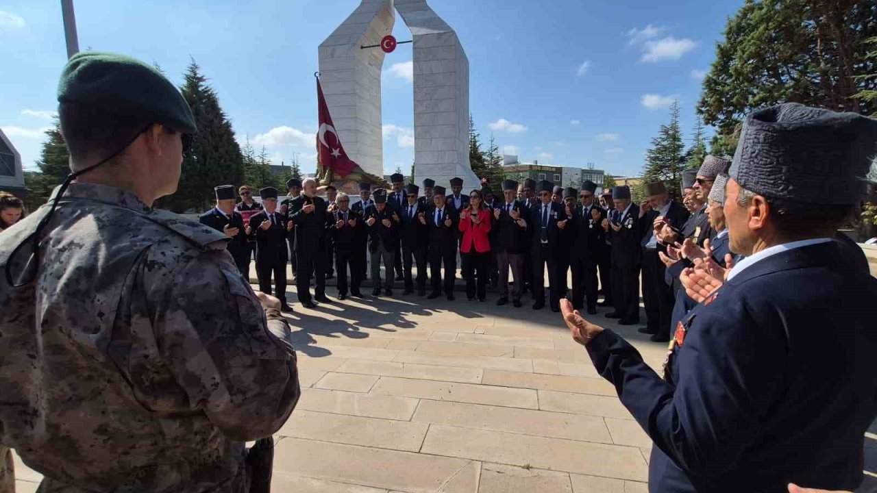 Eskişehir’de gaziler ve şehit yakınlarından şehitlik ziyareti