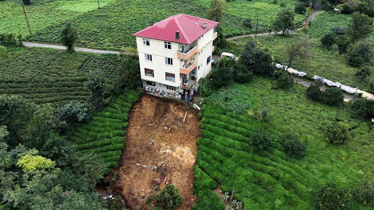 Rize’de korkutan heyelan: "Eşim ’Ev gidiyor’ diye beni kaldırdı"