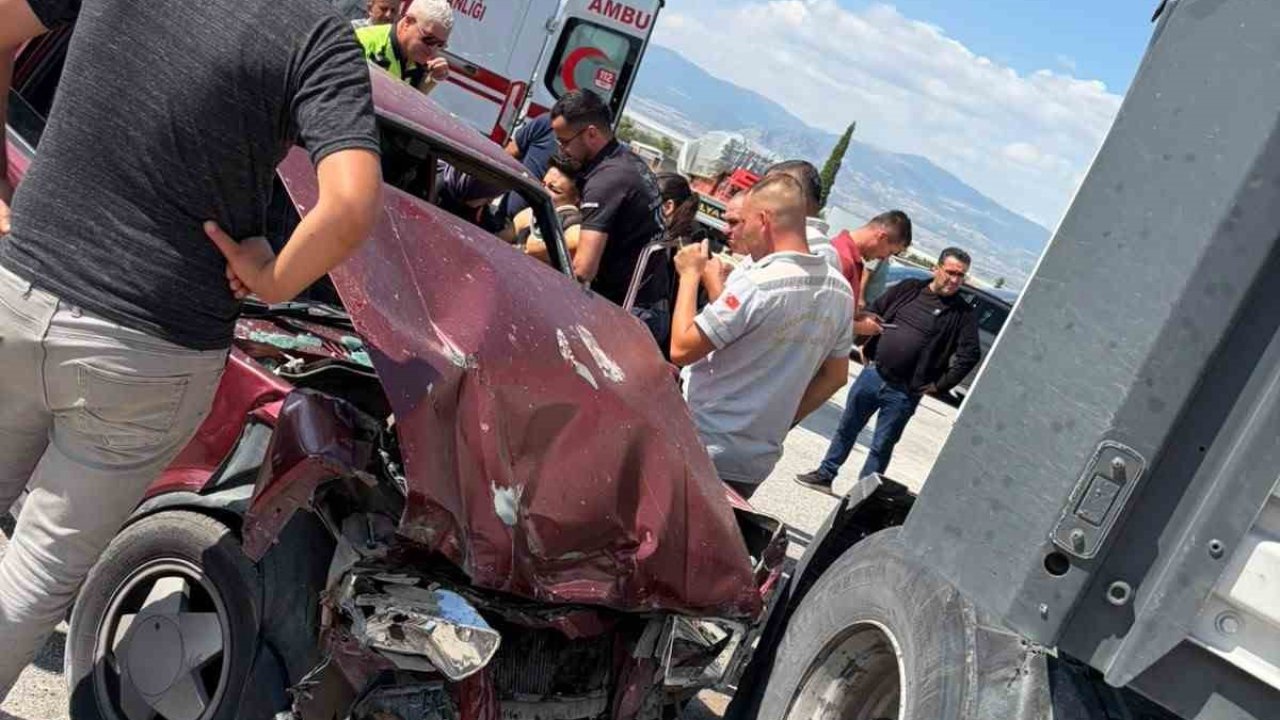 Burdur’da otomobil ile tır çarpıştı: 2 yaralı