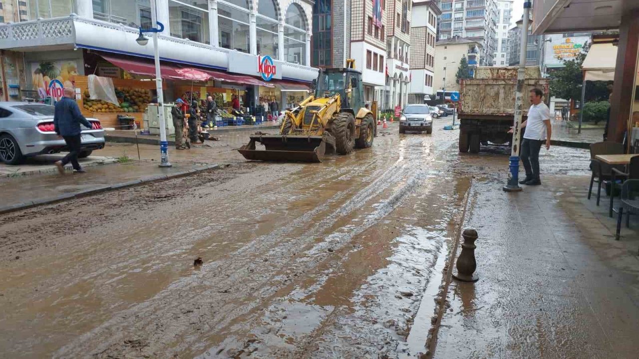 Rize’nin Pazar ilçesinde sel suları çekildi, iş yerlerinde temizlik çalışmaları sürüyor