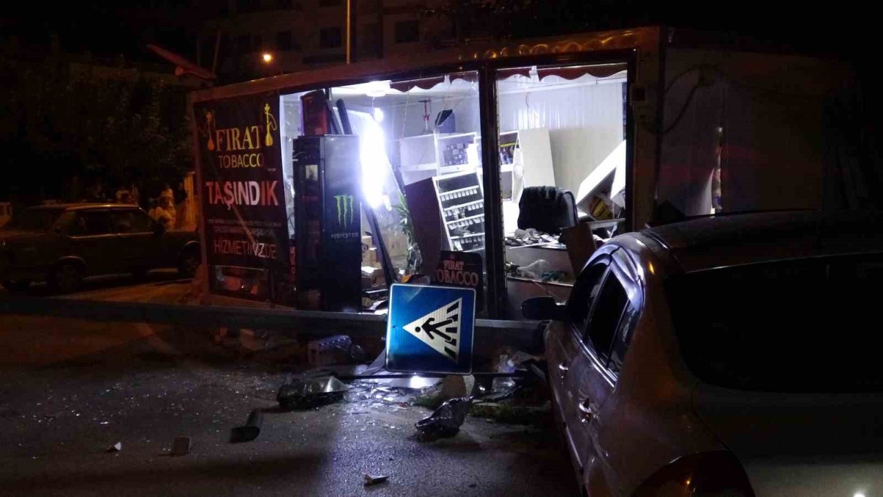 Kontrolden çıkan araç konteyner iş yerine girdi: 1 yaralı