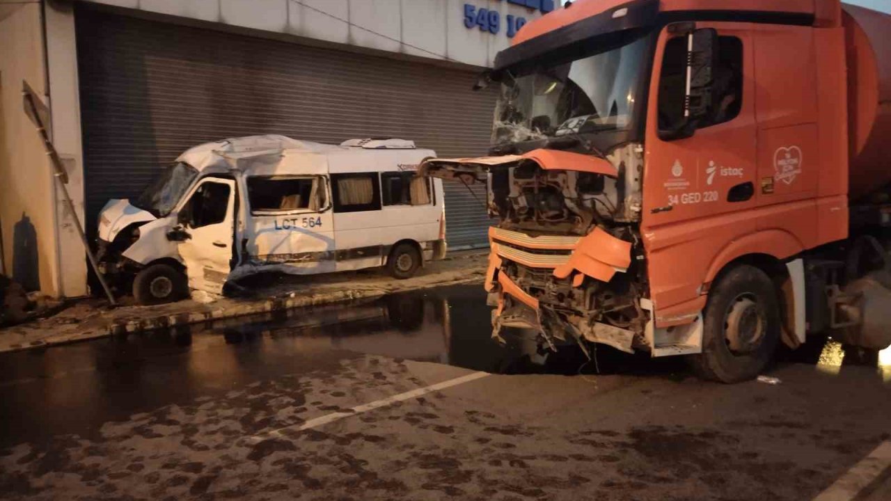 Ümraniye’de servis minibüsü ile İSTAÇ kamyonu çarpıştı: 2 yaralı