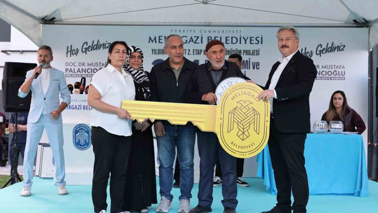 Melikgazi’de 24 aile yeni evlerine kavuştu