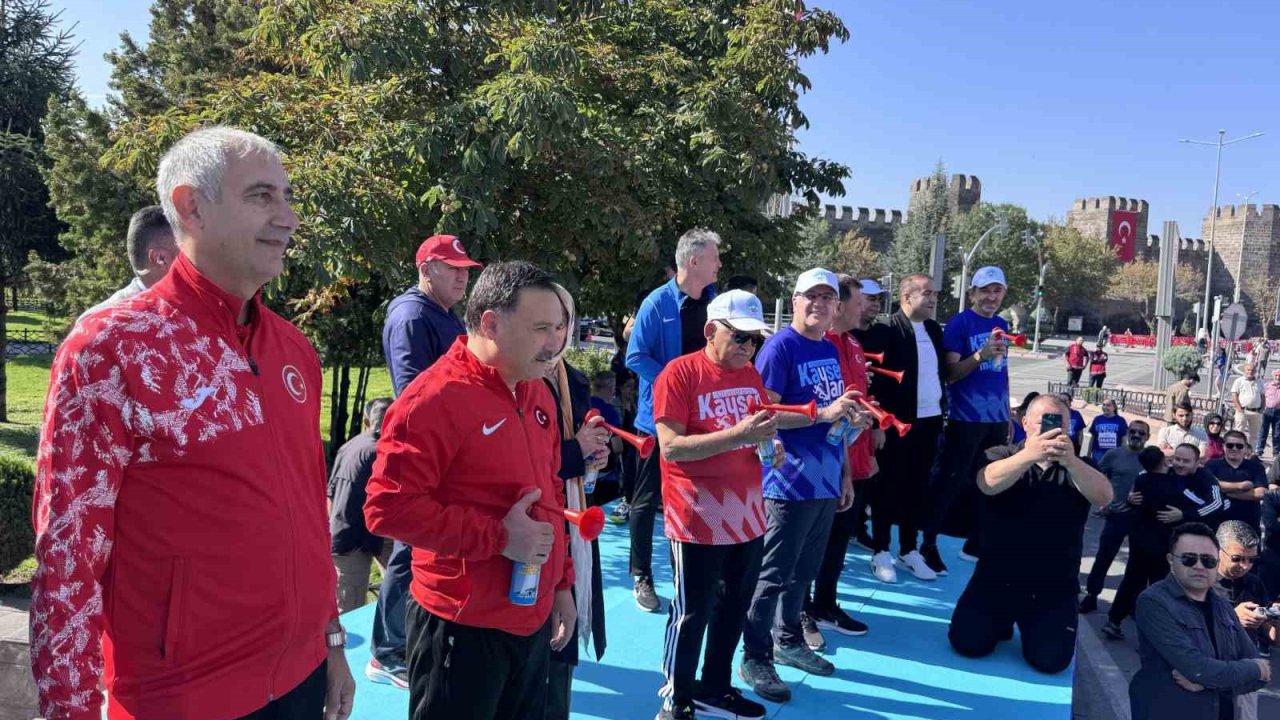 Kayseri 6. Yarı Maraton’da Halk Koşusu protokolün startı ile başladı