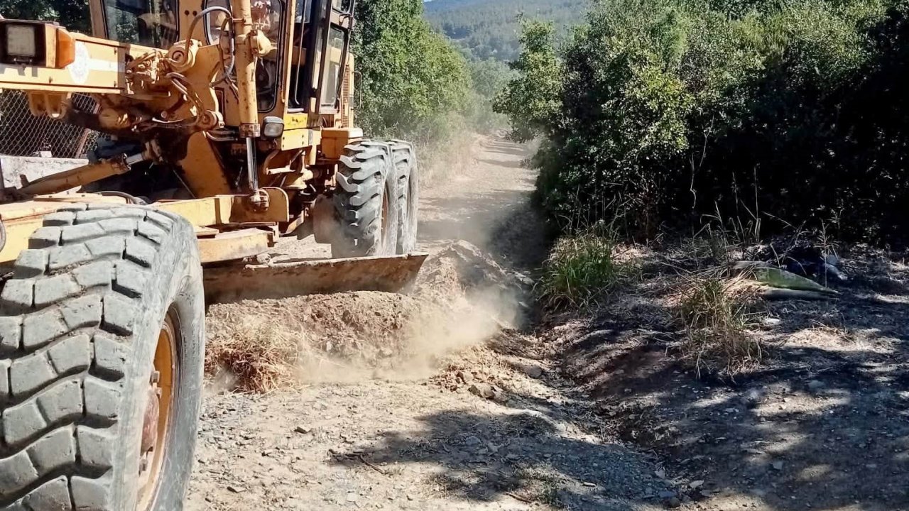 Erdek’te zeytin hasadı öncesi bahçe yollarına bakım