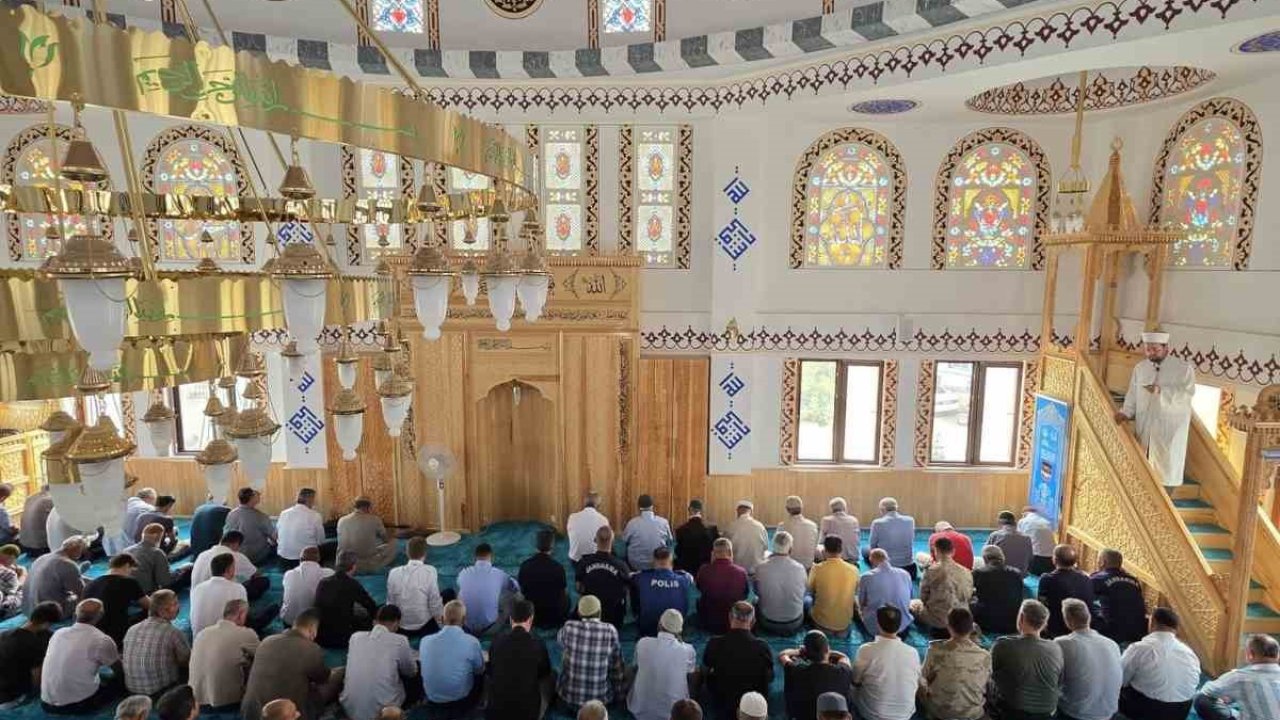 Depremde yıkılan Karaburun Köyü Camisi yeniden hizmete açıldı