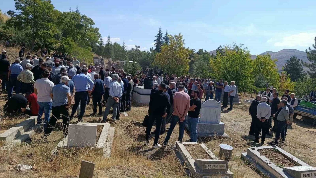 Malatya’da kazada hayatını kaybeden sağlık çalışanı genç son yolculuğuna uğurlandı