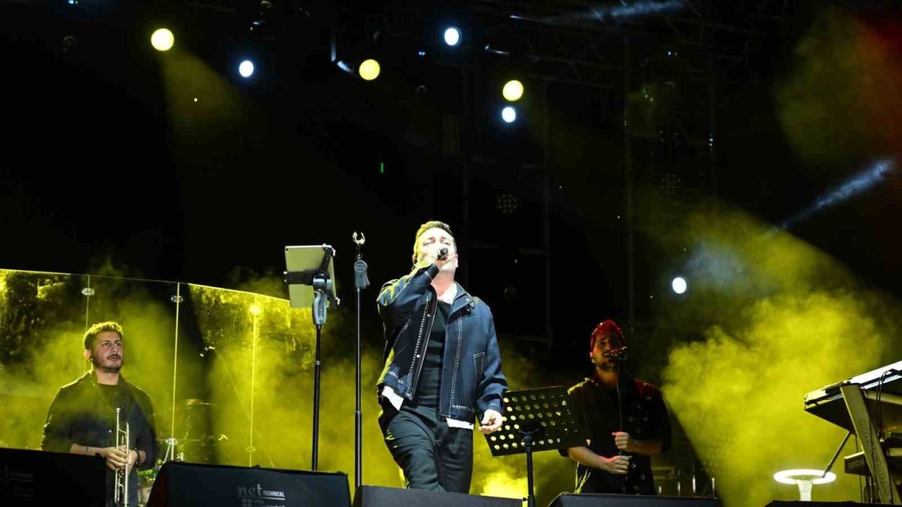 Oğuzhan Koç, Edirne konserinde sahne önünde sigara içen kişiye tepki gösterdi