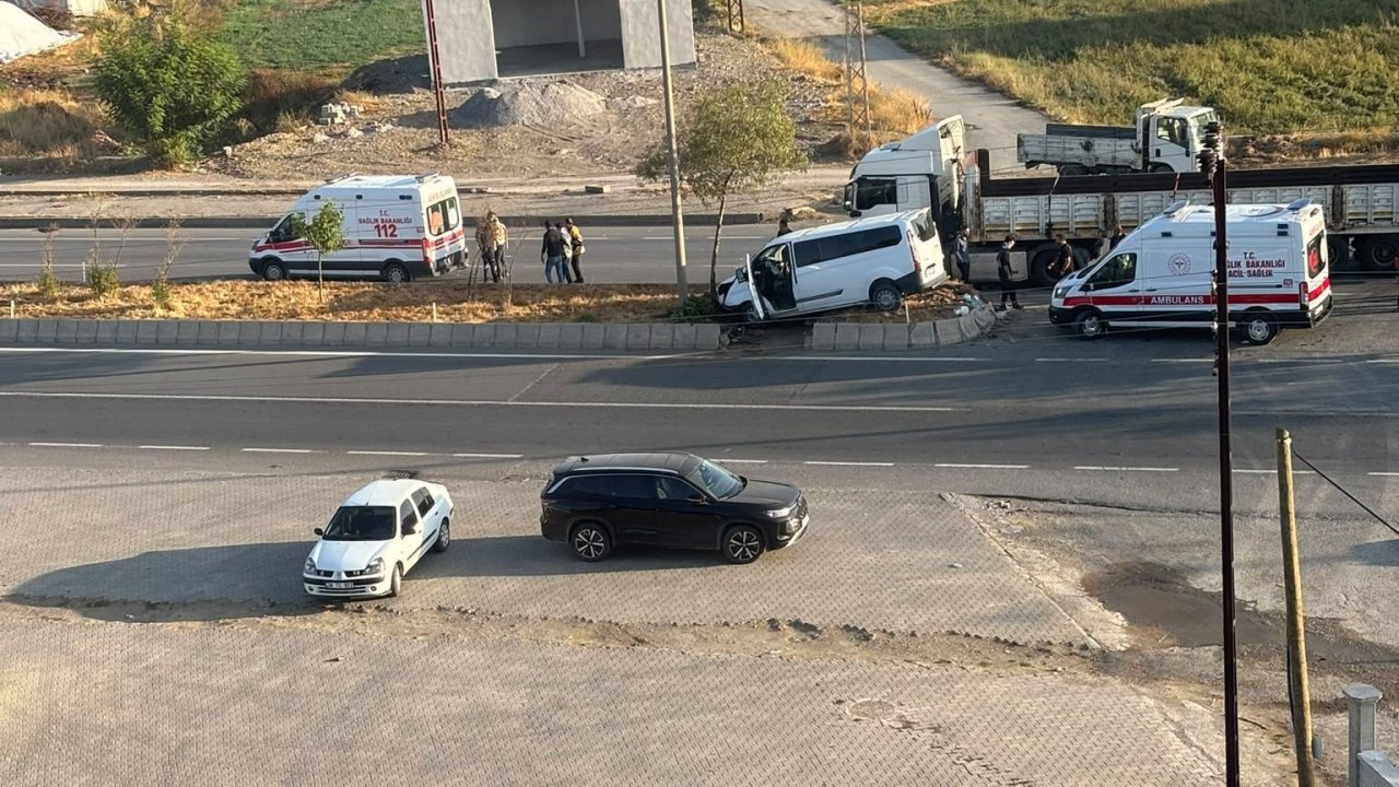 Hasköy’de tır ile panelvan araç çarpıştı: 3 yaralı