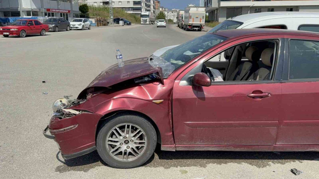 Samsun’da otomobil ile hafif ticari araç çarpıştı: 2 yaralı