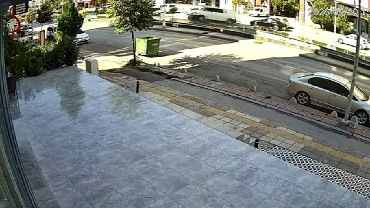 Malatya’da minibüsün karşı şeride geçtiği kazada motokurye saniyelerle kurtuldu