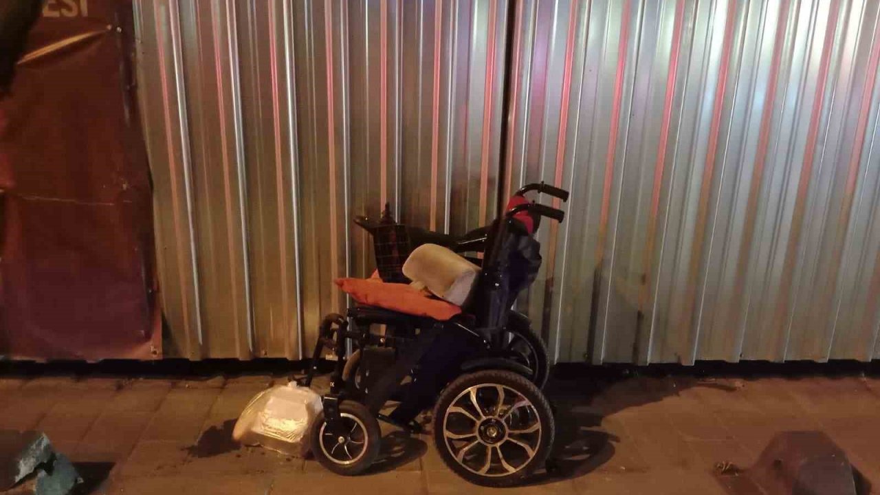 Tekerlekli sandalyesiyle karşıya geçerken otomobilin çarptığı engelli vatandaş hayatını kaybetti