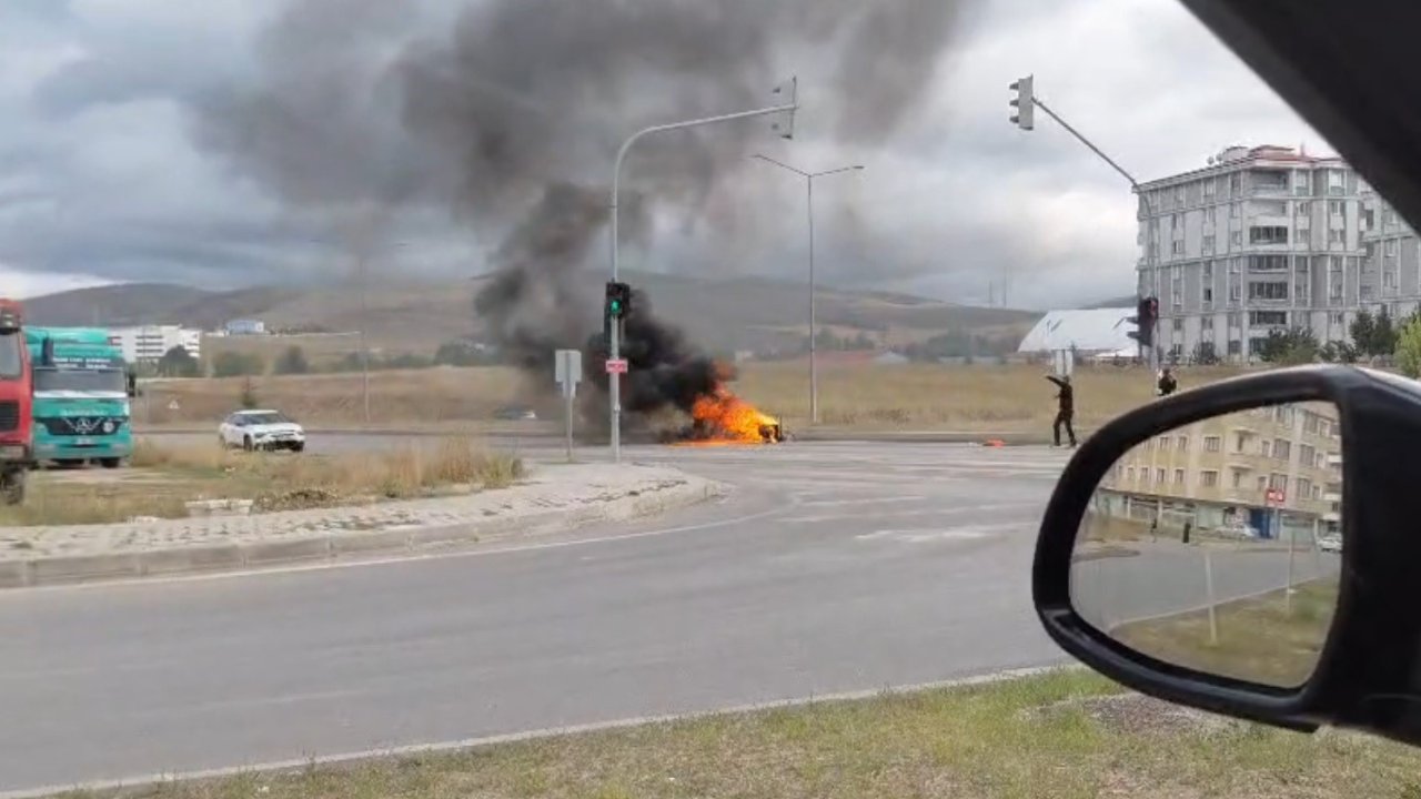 Bayburt’ta kamyonet kasasındaki jeneratör alev alev yandı
