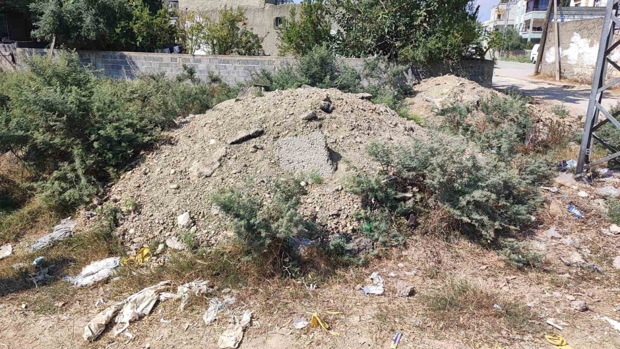 ASKİ’nin altyapı çalışması sonrası bıraktığı asfalt atıkları aylardır kaldırılmadı