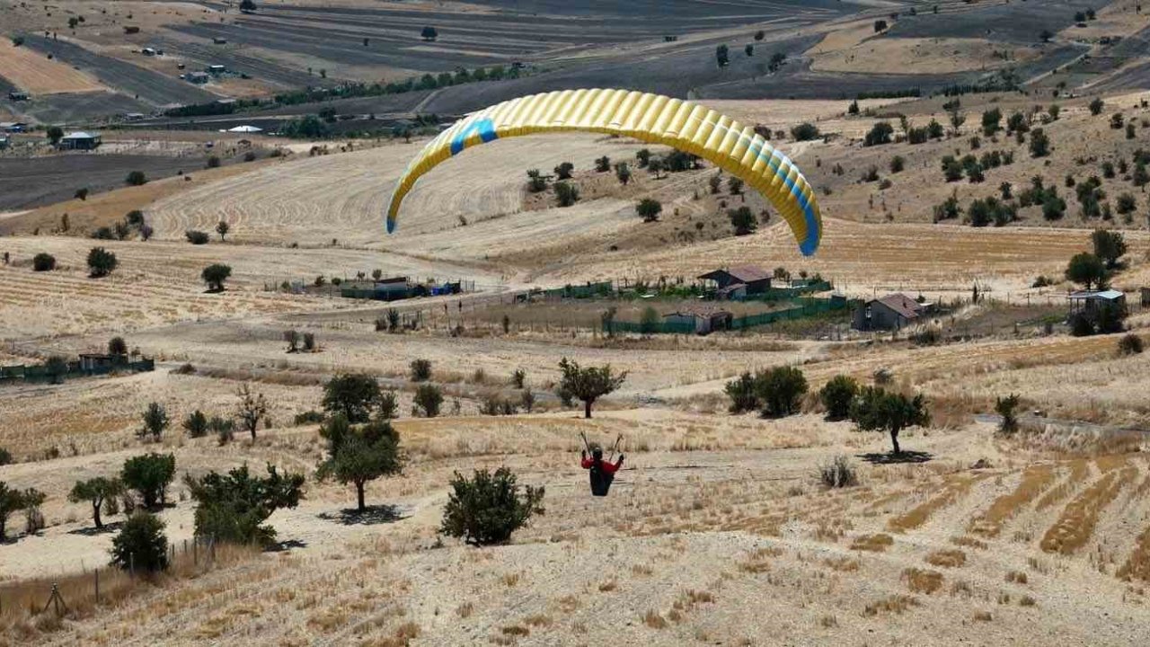 Önce Türkiye’nin zirvelerine tırmanıyor, sonra gökyüzüne süzülüyor