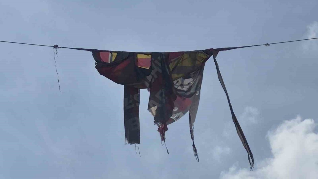 Yırtılıp parçalanan dev Eskişehirspor bayrağı kötü görüntü oluşturdu