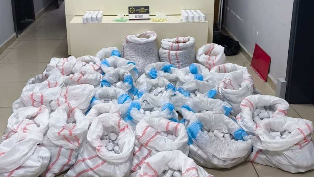 Hastane otoparkındaki araçta 256 binden fazla sentetik ecza hap ele geçirildi: 4 gözaltı