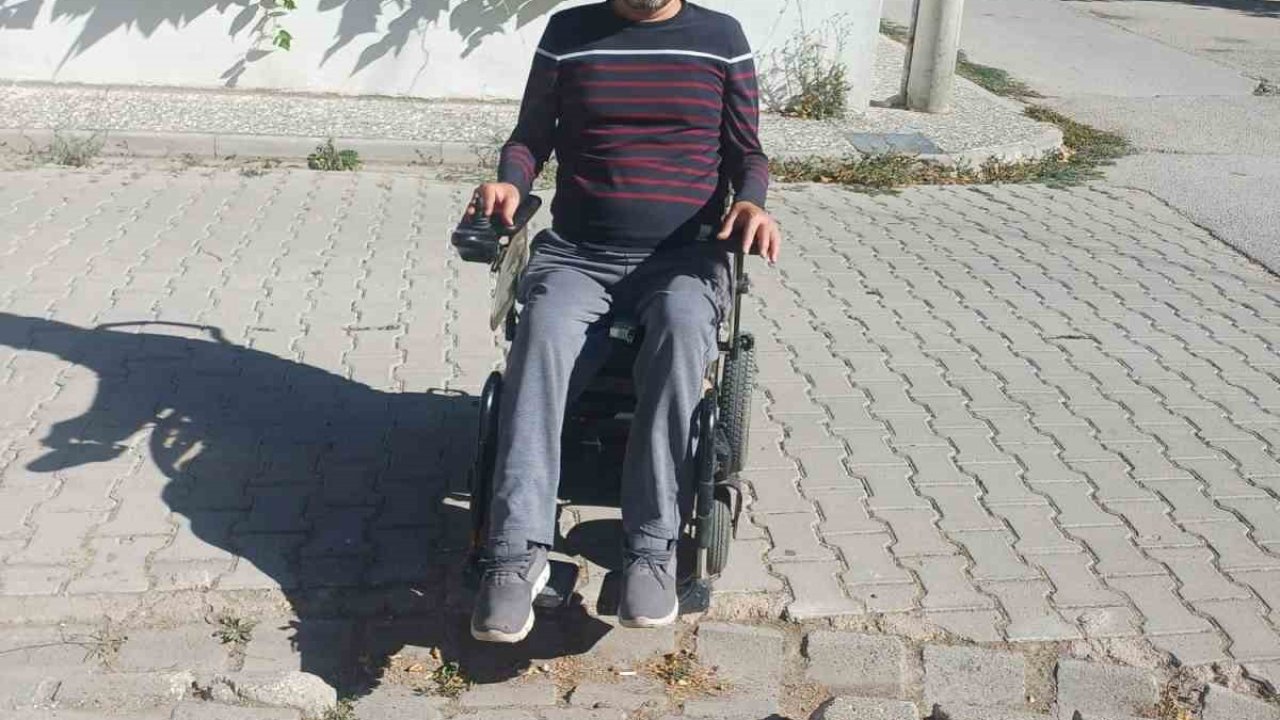 Engelli vatandaşlar bozulan kaldırımı kullanamıyor