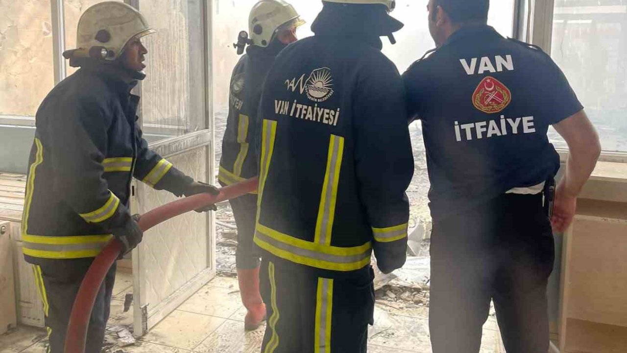 Yıkım çalışması yapılan spor merkezinde yangın