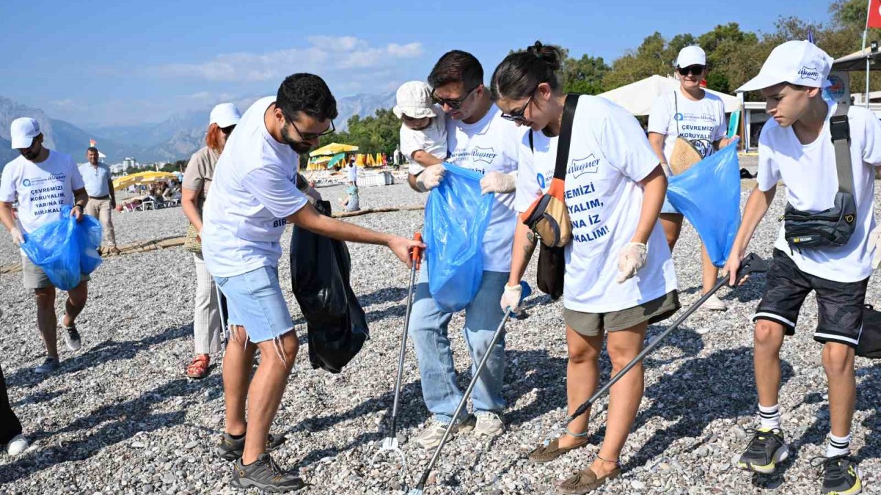 Dünya Kıyı Temizliği Günü’nde dünyaca ünlü sahilde temizlik