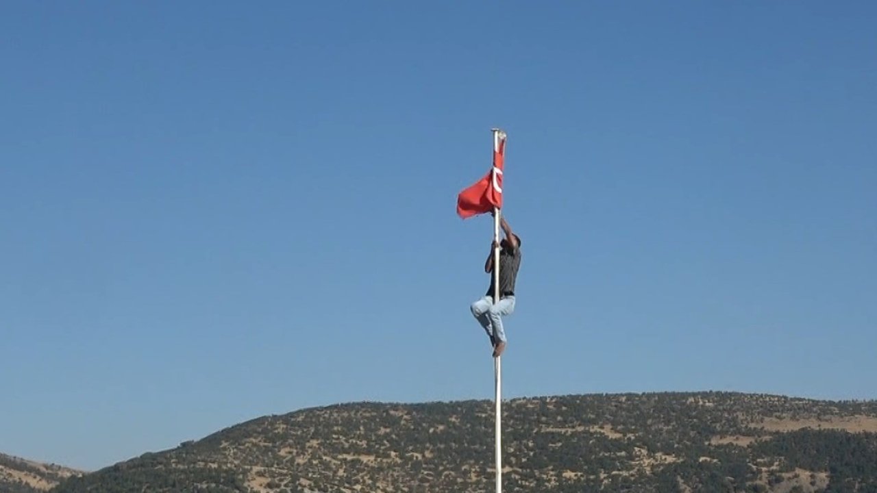 Türk bayrağını düzeltmek için direğe tırmandı