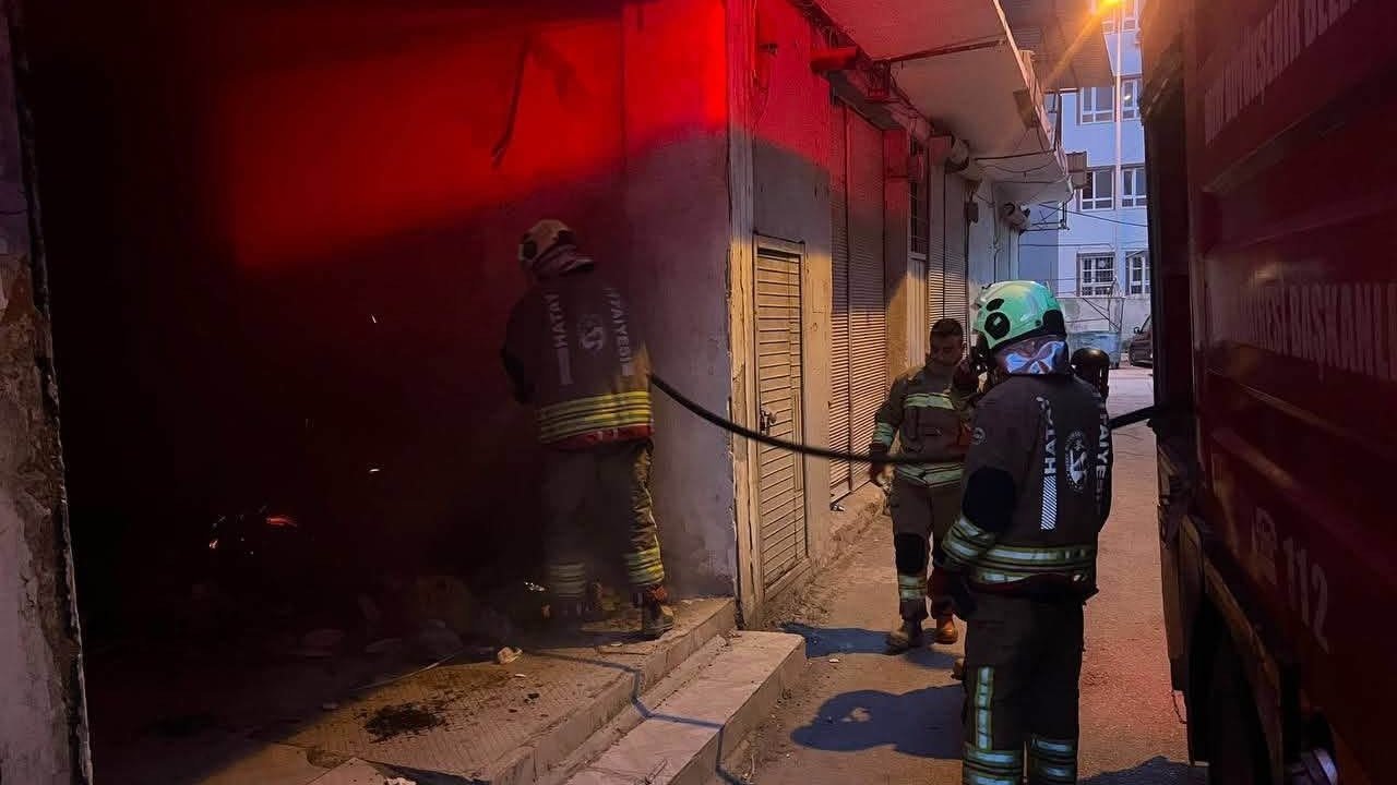Antakya’da metruk iş yerinde yangın çıktı
