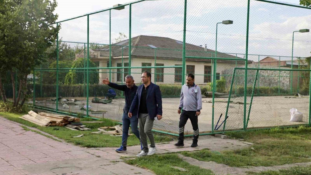 Ağrı’da tenis kortlarının zemini yenileniyor