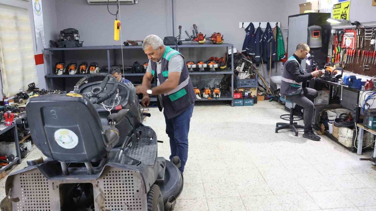 Mobilyalarını kendisi üretiyor
