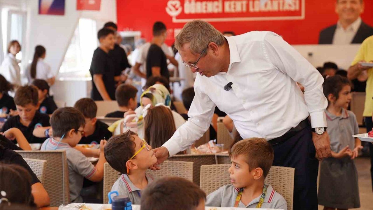 Ayvalık’ta öğrenci sofrası; 3 çeşit yemek ve meyve 50 TL