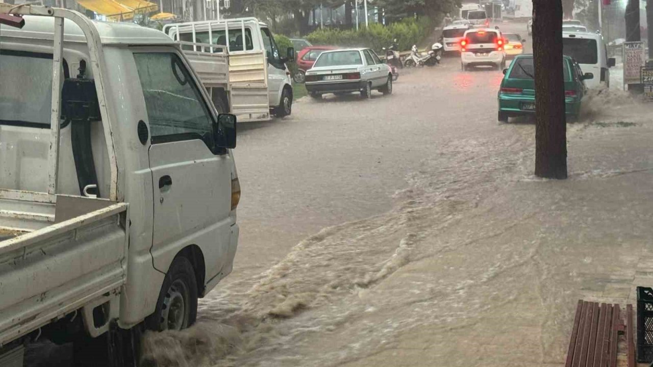 Antalya’da sağanak taşkınlara neden oldu