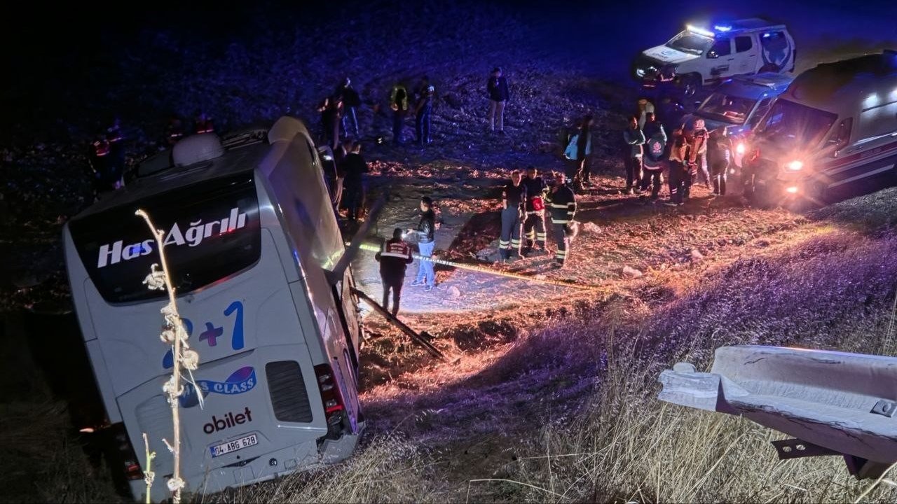 Amasya’da yolcu otobüsü şarampole uçtu: 2’si ağır 24 yaralı