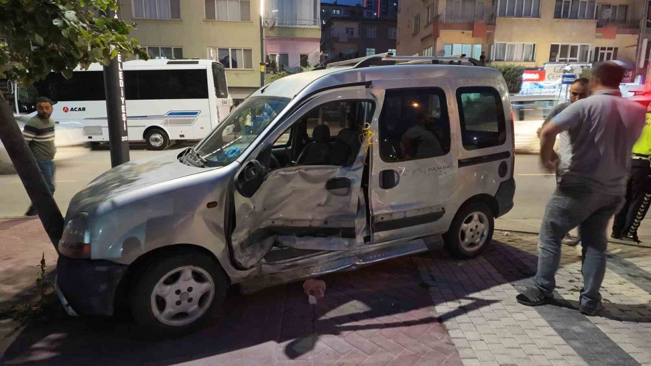 Niğde’de panelvan araç ve motosiklete çarpan hafif ticari araç, ağaca çarparak durabildi: 3 yaralı