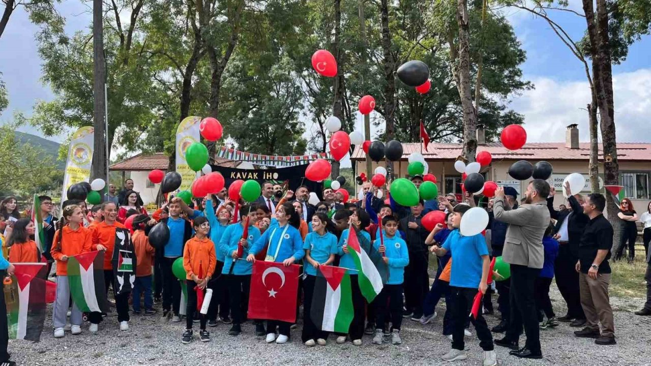 Gazzeli çocuklar için gökyüzüne umut uçuruldu