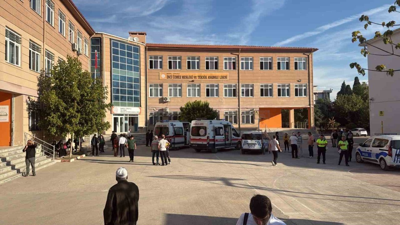 Veliler silah seslerinin yükseldiği okula akın etti