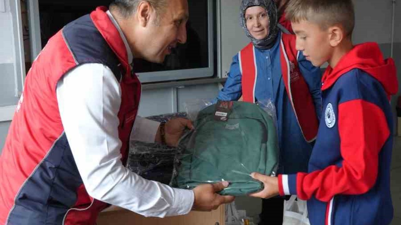 Kütahya’da köy okulundaki öğrencilere kırtasiye desteği