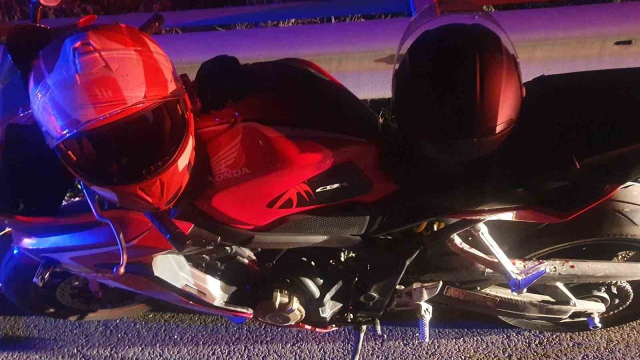 Motosiklet bariyere çarptı: 2 kişi yaralandı