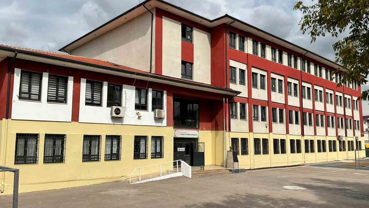 Büyükşehir’den 139 okula boya desteği