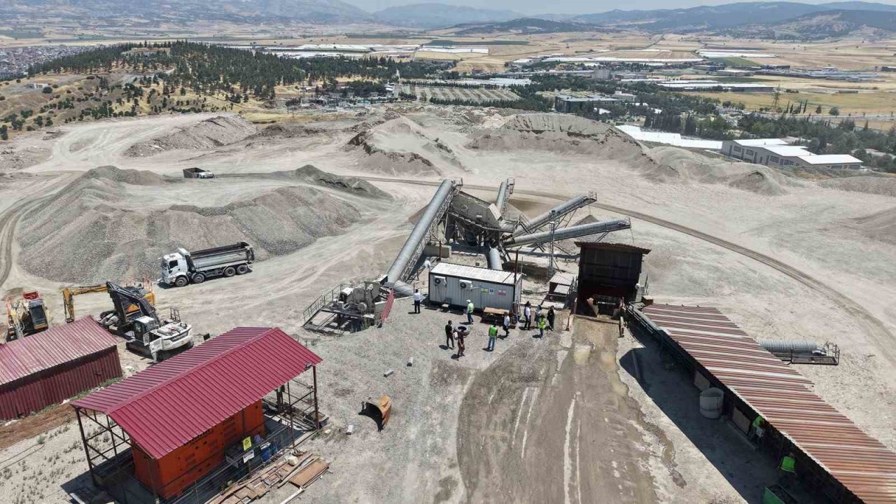 Kahramanmaraş’ta 200 bin metreküp enkaz ekonomiye kazandırıldı