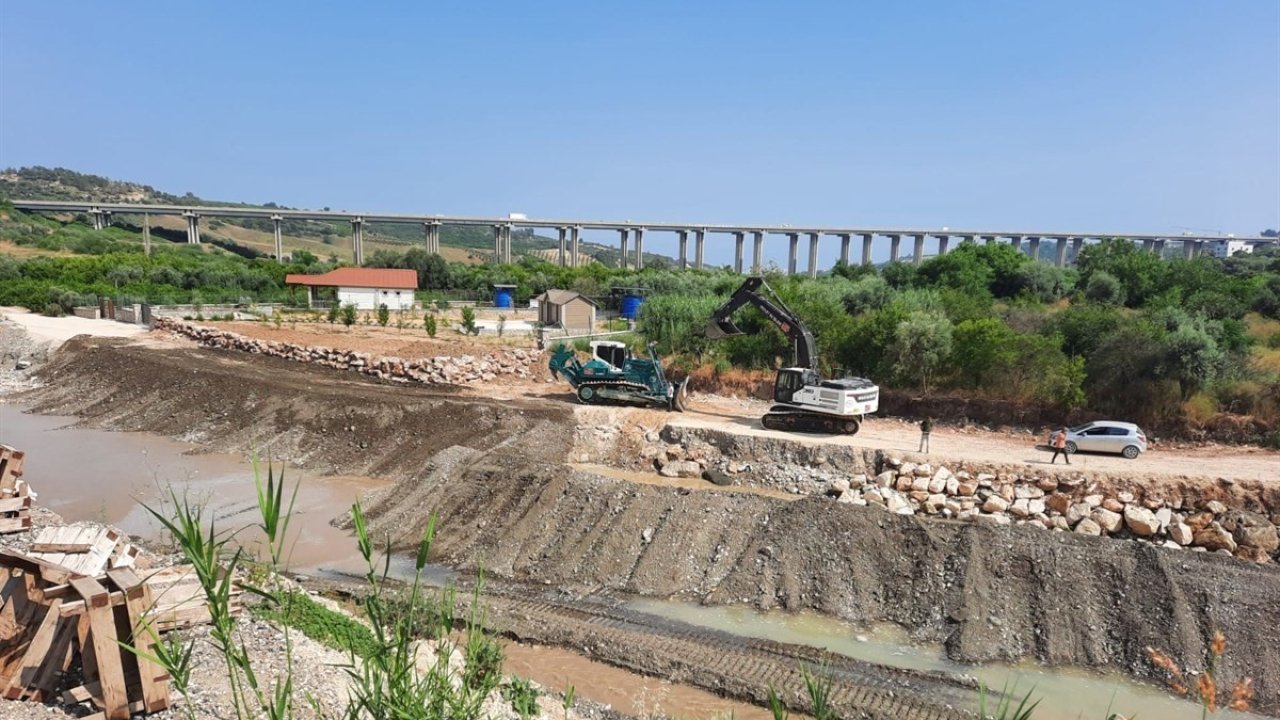 Mersin’de sel ve taşkın riskine karşı dere ıslahı çalışmaları sürüyor