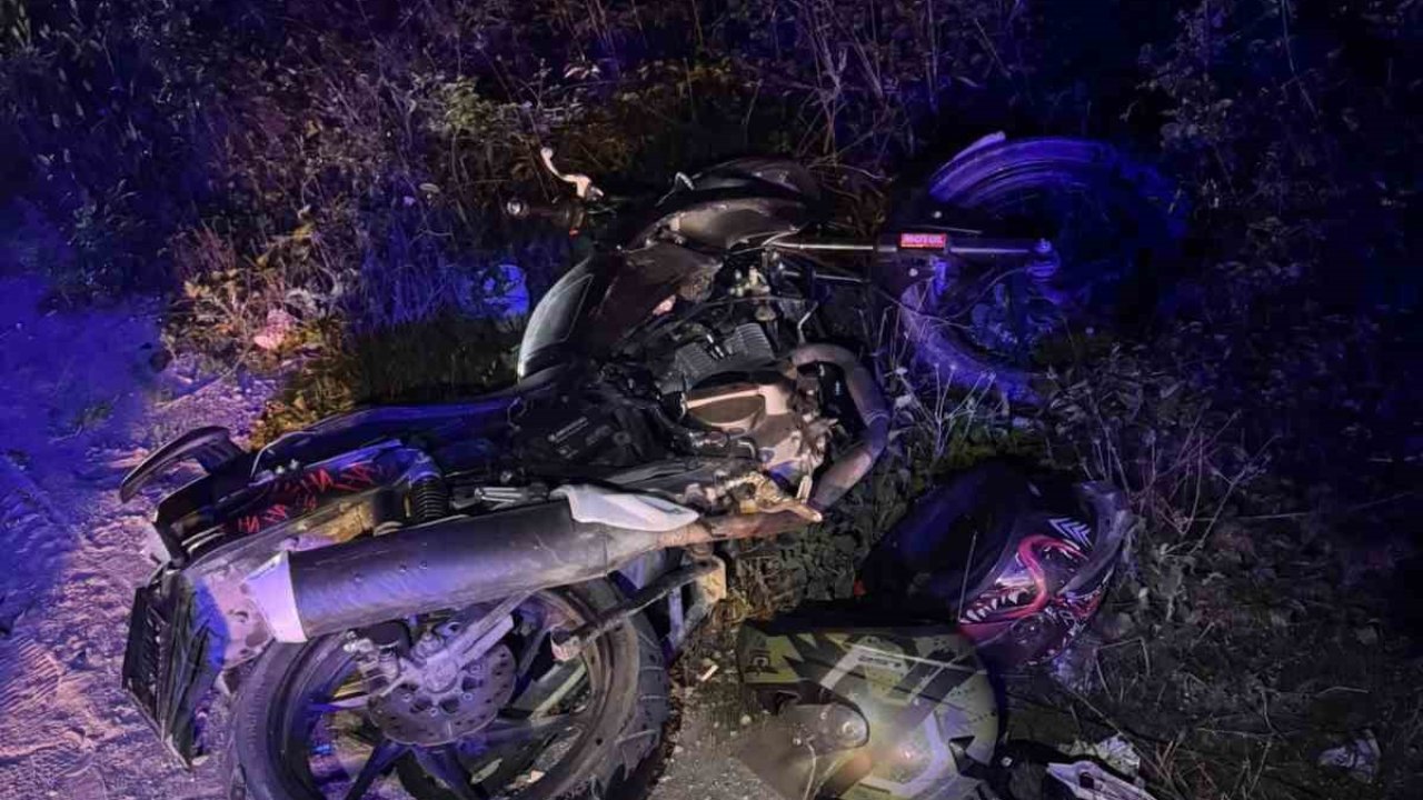 Otomobil ve motorsiklet kafa kafaya çarpıştı;2 yaralı