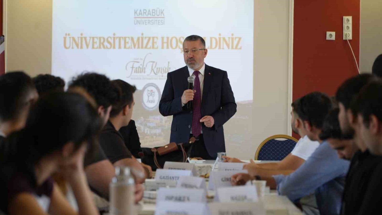 Rektör Kırışık, yeni dönemin ilk gününde öğrencilerle buluştu