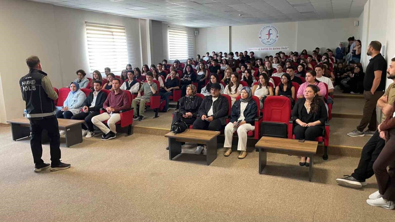 Üniversite öğrencilerine bağımlılıkla mücadele eğitimi verildi