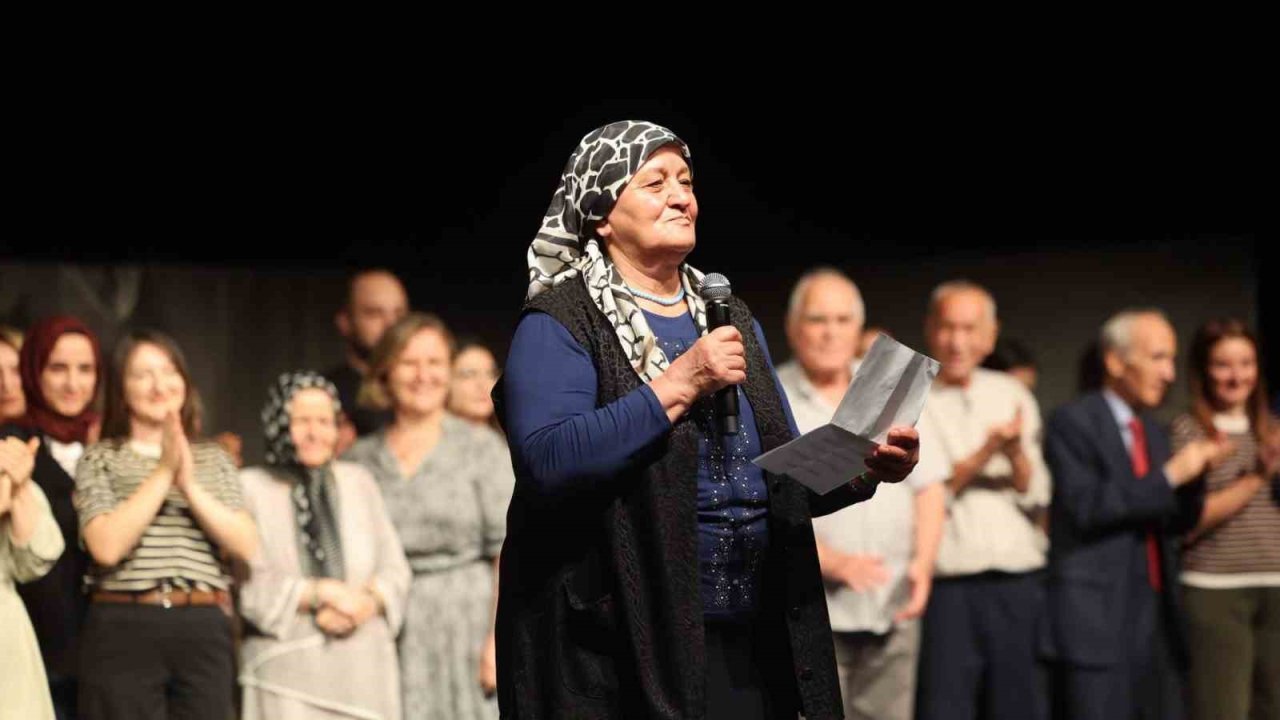 Büyüklerin tiyatro oyunu ayakta alkışlandı