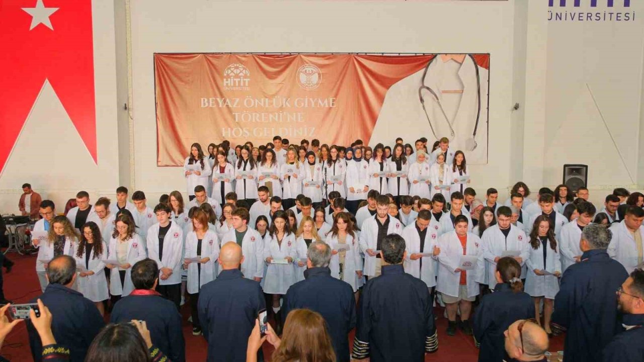 Hitit Üniversitesinde beyaz önlüklerini giyen öğrenciler hekimlik andını okudu